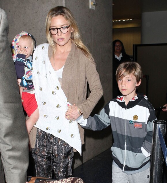 Kate Hudson et ses fils Ryder et Bingham arrivent à l'aéroport de Los Angeles, le 27 février 2013.