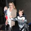 Kate Hudson et ses fils Ryder et Bingham arrivent à l'aéroport de Los Angeles, le 27 février 2013. Leurs vacances à Miami sont belles et bien terminées.