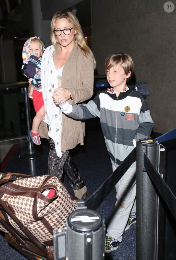 Kate Hudson et ses fils Ryder et Bingham arrivent à l'aéroport de Los Angeles, le 27 février 2013. Leurs vacances à Miami sont belles et bien terminées.