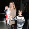 Kate Hudson et ses fils Ryder et Bingham arrivent à l'aéroport de Los Angeles, le 27 février 2013.