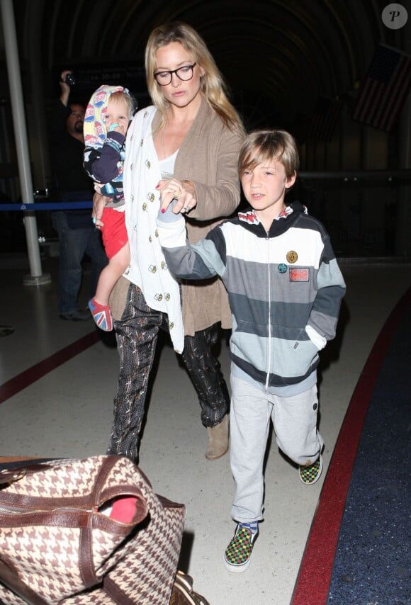 Kate Hudson et ses enfants Ryder et Bingham arrivent à l'aéroport de Los Angeles, le 27 février 2013.