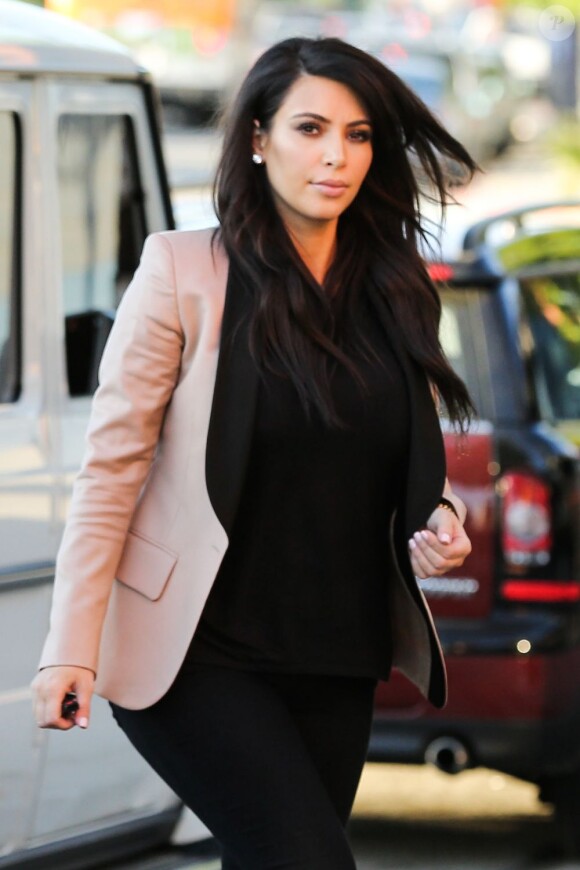 Kim Kardashian, enceinte et stylée à Los Angeles, le 1er mars 2013.