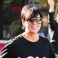 Kris Jenner, maman de Kim Kardashian, quitte le restaurant Jinky's Cafe après y avoir déjeuné avec sa fille. Los Angeles, le 1er mars 2013.