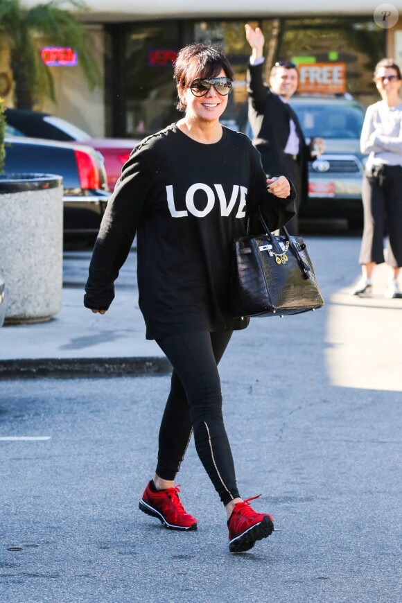 Kris Jenner, maman de Kim Kardashian, quitte le restaurant Jinky's Cafe après y avoir déjeuné avec sa fille. Los Angeles, le 1er mars 2013.