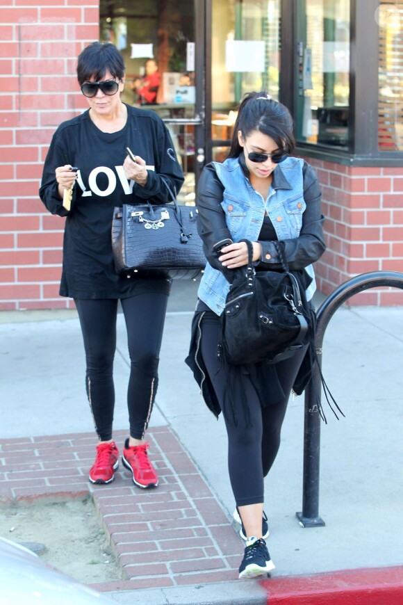 Kim Kardashian et sa mère Kris Jenner quittent le restaurant Jinky's Cafe. Los Angeles, le 1er mars 2013.