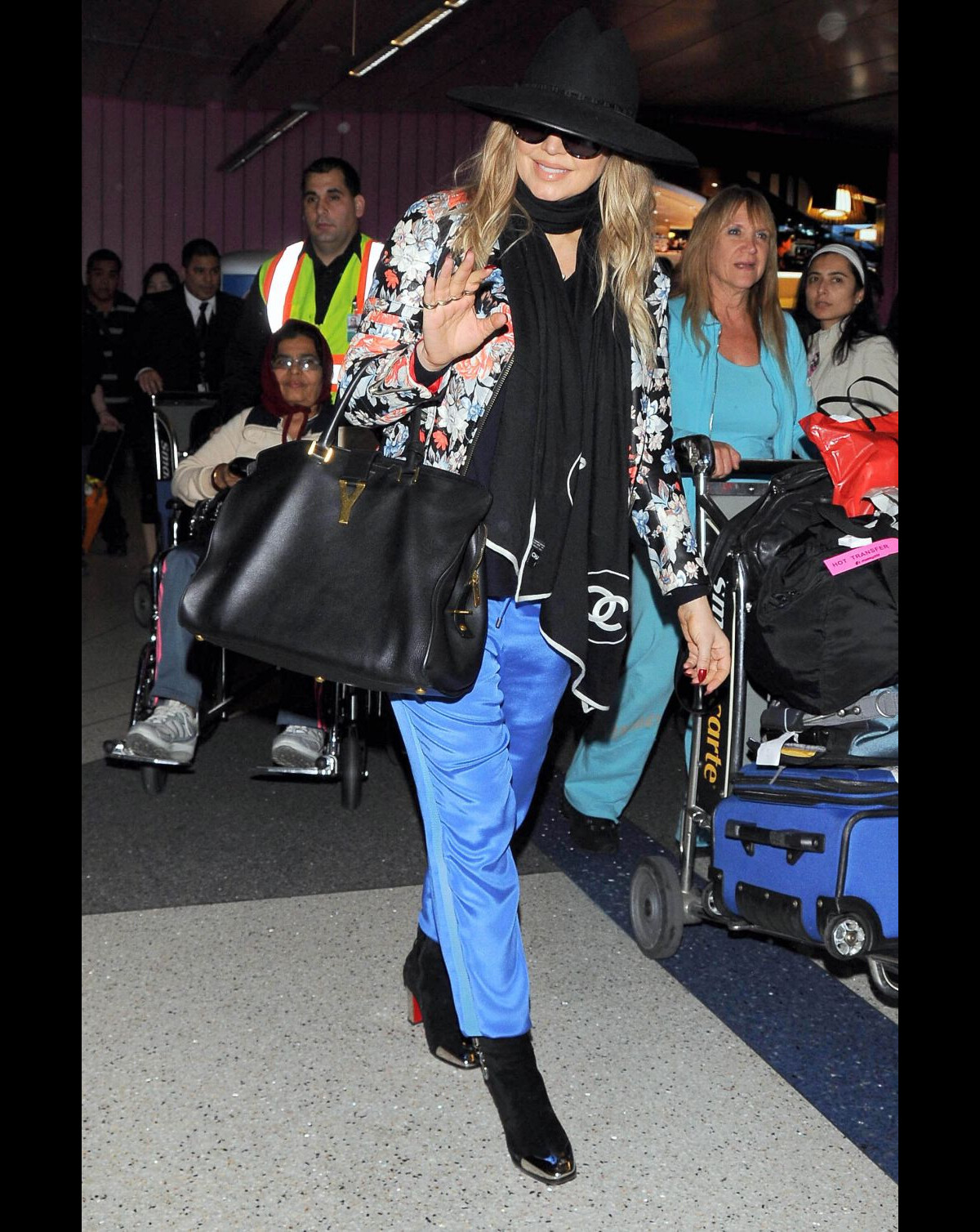 Vidéo Fergie, enceinte, arrive à l'aéroport de Los Angeles. Le 1er