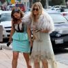 Fergie, enceinte, arrive au restaurant Ivy à Santa Monica avec sa soeur Dana. Le 2 mars 2013.