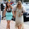 Fergie, enceinte, arrive au restaurant Ivy à Santa Monica avec sa soeur Dana. Le 2 mars 2013.