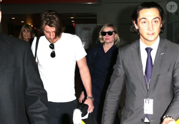 Kirsten Dunst et son petit ami Garrett Hedlund arrivent a l'aéroport de Roissy-Charles-de-Gaulle, le 3 mars 2013.