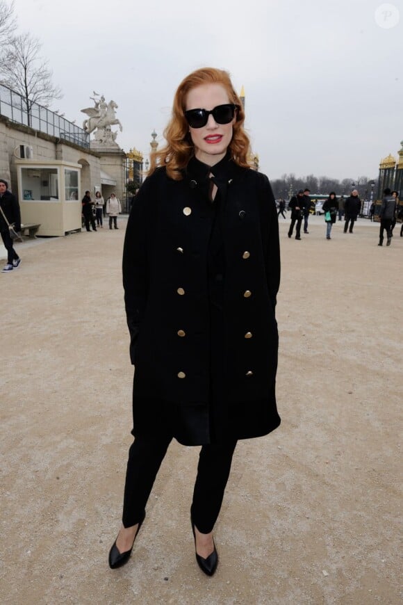 Jessica Chastain arrive à L'espace Éphémère du jardin des Tuileries pour assister au défilé Viktor & Rolf automne-hiver 2013-2014. Paris, le 2 mars 2013.