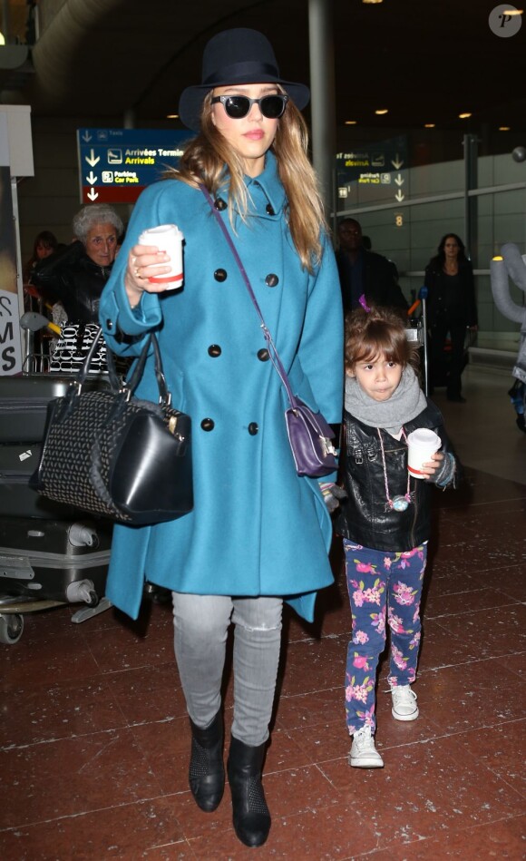 Jessica Alba et sa fille Honor arrivent a l'aéroport de Roissy-Charles-de-Gaulle, le 1er mars 2013.