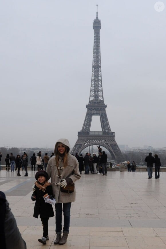Jessica Alba et sa fille Honor se baladent au Trocadéro et prennent la pose devant la tour Eiffel. Paris, le 1er mars 2013.