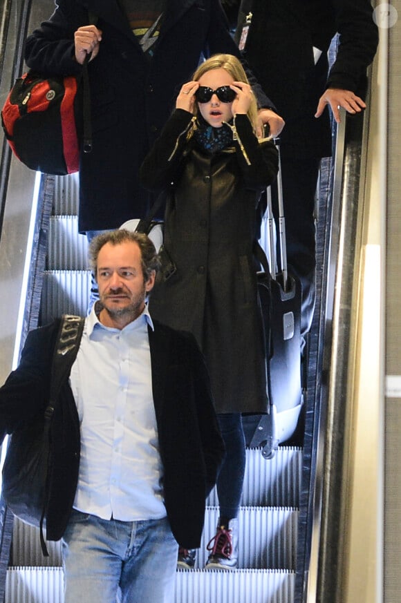 Amanda Seyfried arrive à l'aéroport Roissy-Charles-de-Gaulle, le 28 février 2013.