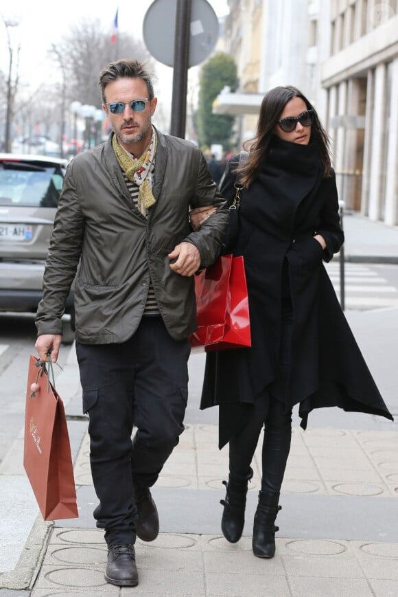 David Arquette et sa petite amie Christina McLarty font du shopping sur l'avenue Montaigne à Paris, le 2 mars 2013.