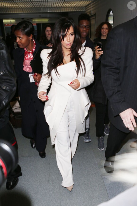 Kim Kardashian (enceinte) arrive à l'aéroport de Charles De Gaulles à Paris le 3 Mars 2013