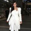 Kim Kardashian, enceinte, prend l'avion à l'aéroport de Los Angeles, le 2 mars 2013
