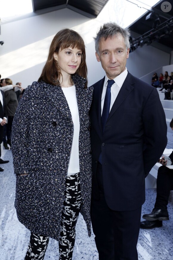 Elettra Wiedemann et Geoffroy De La Bourdonnaye, président de Chloé, assistent au défilé de la marque française à l'Espace Éphémère du jardin des Tuileries. Paris, le 3 mars 2013.