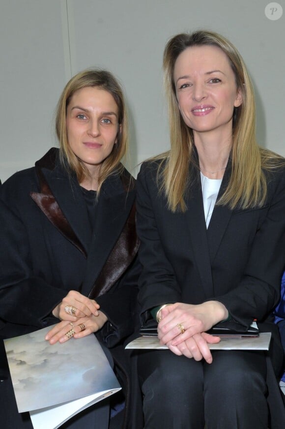 La créatrice de bijoux Gaia Repossi et Delphine Arnault lors du défilé Céline au Tennis Club de Paris. Paris, le 3 mars 2013.