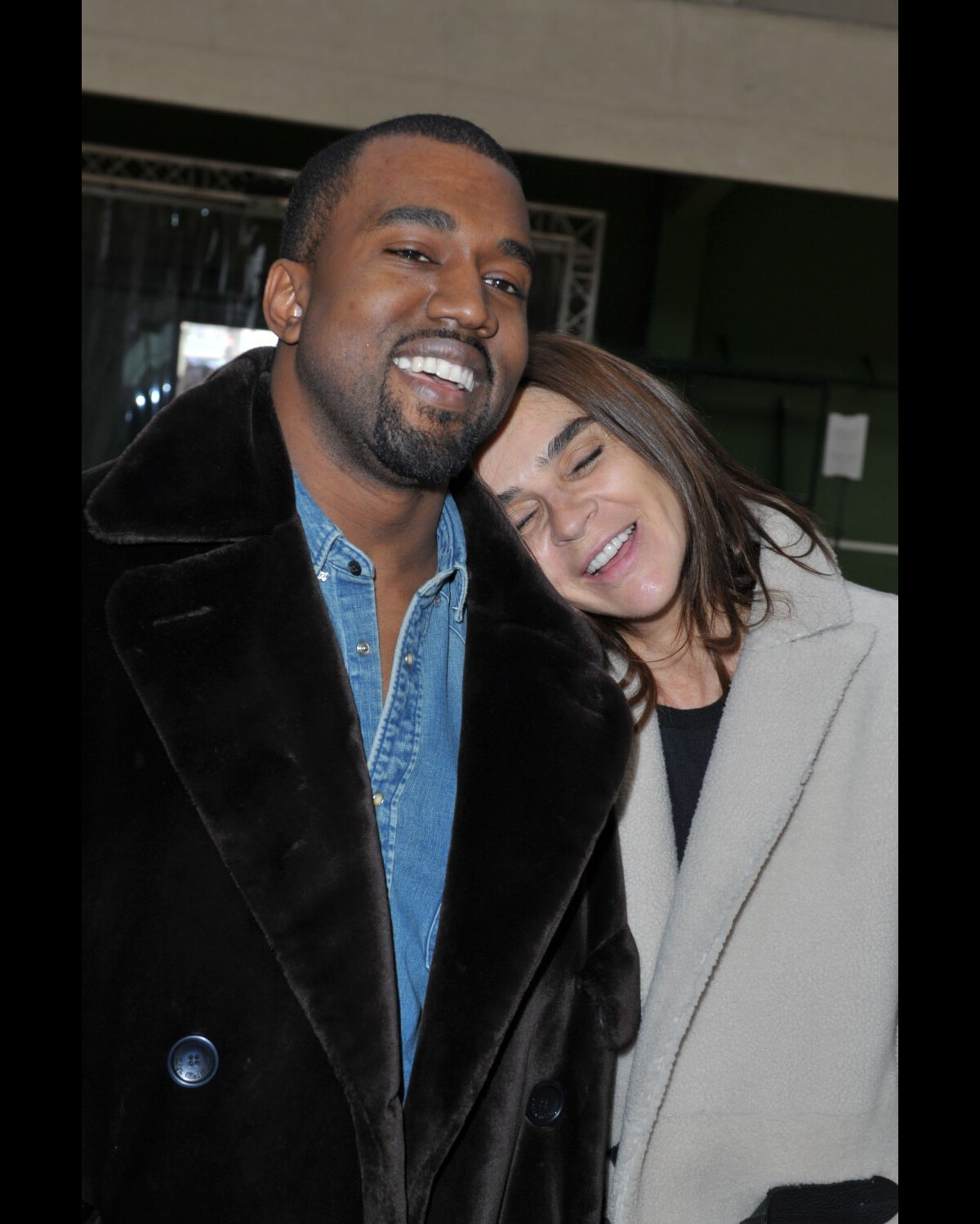 Photo Kanye West Et Carine Roitfeld Complices Lors Du Défilé Céline Au Tennis Club De Paris