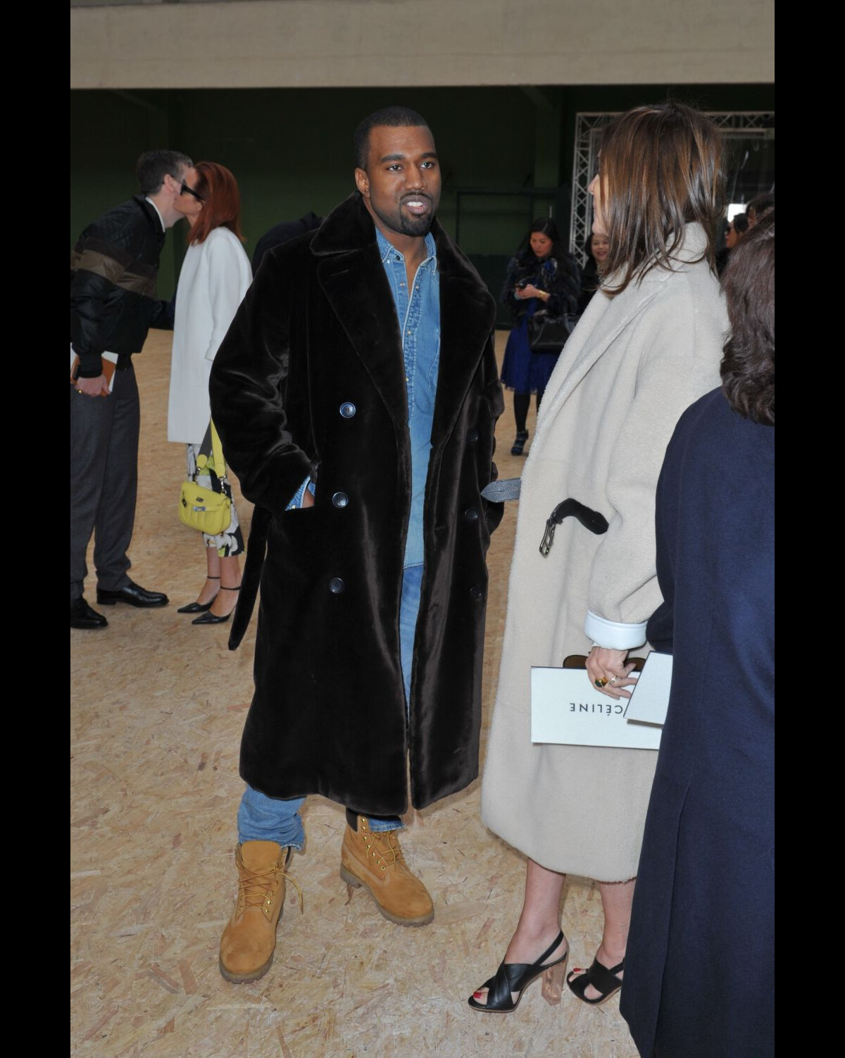 Vidéo Kanye West Et Carine Roitfeld En Pleine Discussion Lors Du Défilé Céline Au Tennis Club