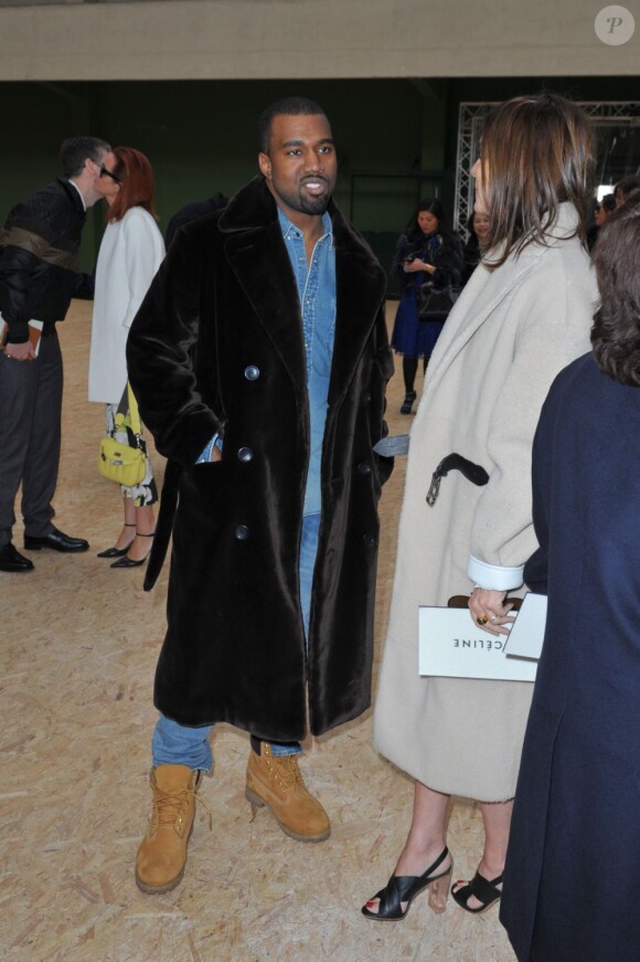 Kanye West et Carine Roitfeld en pleine discussion lors du défilé Céline au Tennis Club de Paris. Paris, le 3 mars 2013.