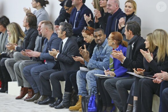 Kanye West applaudit le final du défilé Céline automne-hiver 2013-2014 au Tennis Club de Paris. Paris, le 3 mars 2013.
