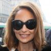 Nicole Richie, accompagnée du directeur artistique du magazine Elle Joe Zee, arrive à l'Opéra Garnier pour le défilé automne-hiver 2013 de Stella McCartney. Paris, le 4 mars 2013.