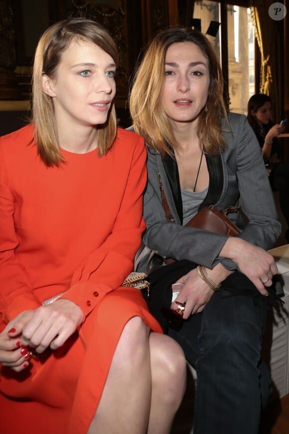 Céline Sallette et Julie Gayet assistent au défilé automne-hiver 2013 de Stella McCartney à l'Opéra Garnier. Paris, le 4 mars 2013.