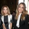Nicole Richie et Jessica Alba, voisines lors du défilé automne-hiver 2013 de Stella McCartney à l'Opéra Garnier. Paris, le 4 mars 2013.