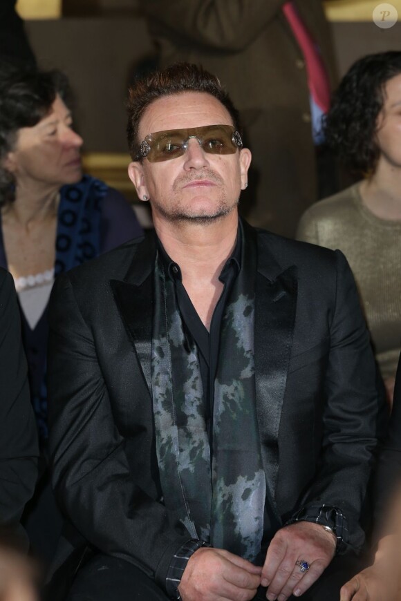 Bono assiste au défilé automne-hiver 2013 de Stella McCartney à l'Opéra Garnier. Paris, le 4 mars 2013.