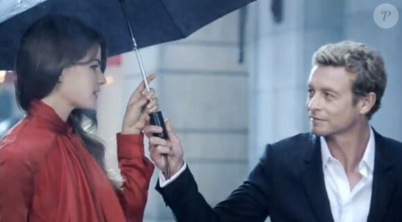 Simon Baker dans la publicité du parfum Givenchy 'Gentlemen Only'. Visiblement, il ne craint pas la pluie. Mars 2013.