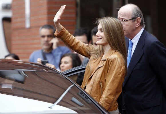 La princesse Letizia rend visite au roi Juan Carlos à la clinique La Milagrosa à Madrid , le 3 mars 2013.