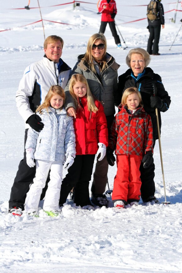 La famille royale des Pays-Bas dans la station de ski de Lech en Autriche - princesse Maxima, le prince Guillaume-Alexandre et la Reine Beatrix, le 18 février 2013.