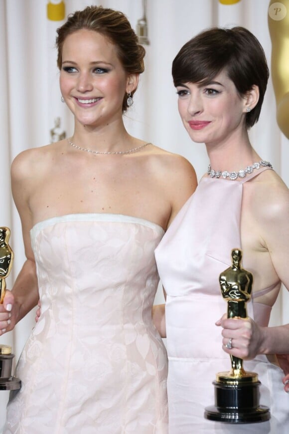 Jennifer Lawrence (robe Dior Haute Couture), Anne Hathaway (robe Prada) - Photocall des laureats - 85eme ceremonie des Oscars a Hollywood le 24 fevrier 2013.  Celebrities in the press room at the 85th Annual Academy Awards at Hollywood & Highland Center on February 24, 2013 in Hollywood, California.24/02/2013 - Hollywood