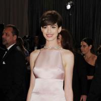 Oscars 2013, Anne Hathaway et sa robe : Amanda Seyfried vole à son secours