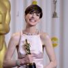 Anne Hathaway aux Oscars avec sa fameuse robe Prada le 24 février 2013 à Los Angeles