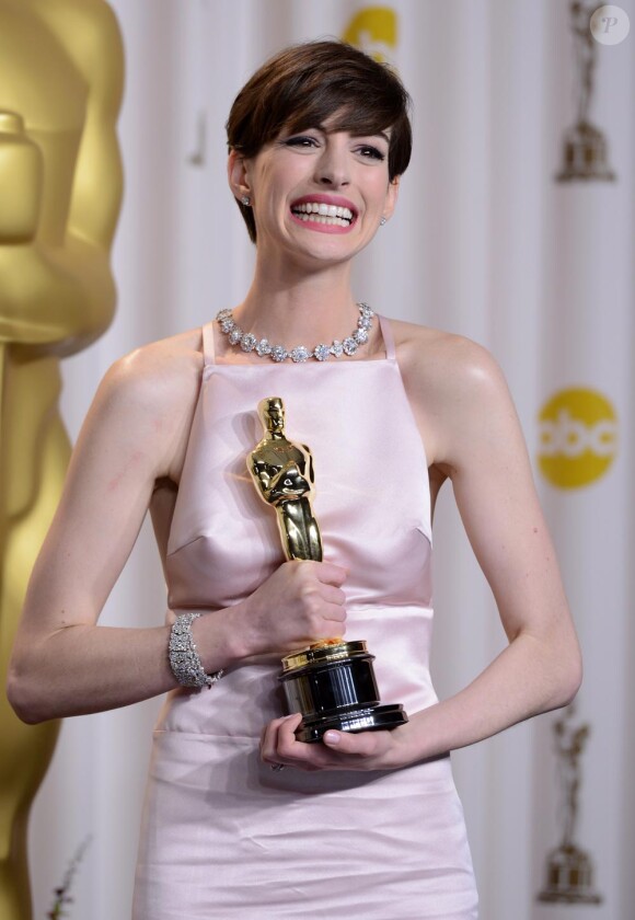 Anne Hathaway aux Oscars avec sa fameuse robe Prada le 24 février 2013 à Los Angeles