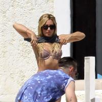 Ashley Tisdale : En bikini, elle fait une pause farniente avec son chéri