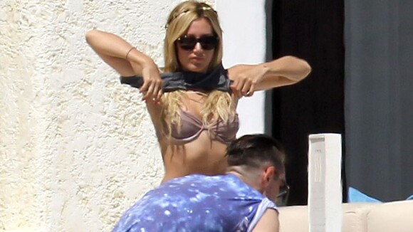 Ashley Tisdale : En bikini, elle fait une pause farniente avec son chéri