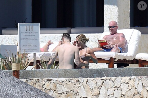Ashley Tisdale et son chéri Christopher French dans la piscine à Cabo San Lucas au Mexique, le 4 mars 2013.