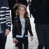 Lila Moss, entourée de son père Jefferson Hack et son beau-père Jamie Hince arrive au défilé Louis Vuitton à Paris le 6 mars 2013