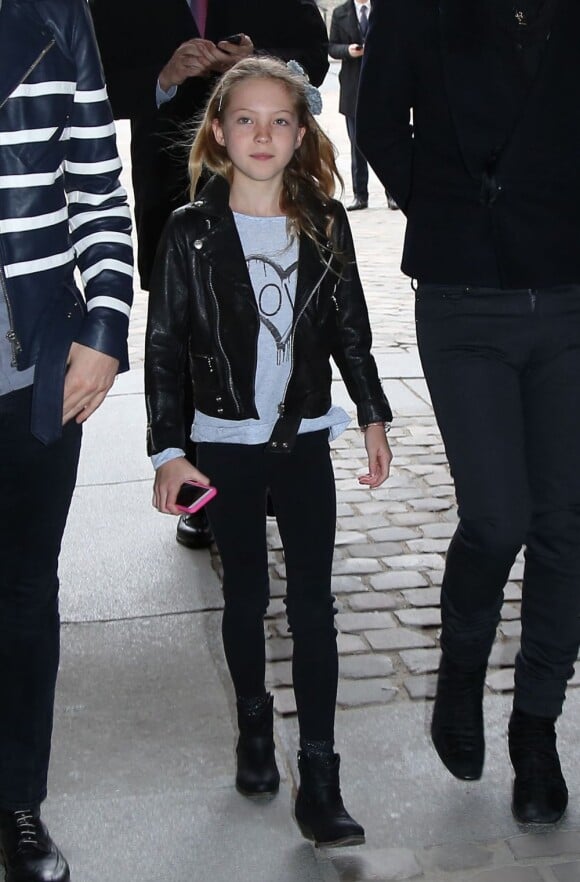 Lila Moss, entourée de son père Jefferson Hack et son beau-père Jamie Hince arrive au défilé Louis Vuitton à Paris le 6 mars 2013