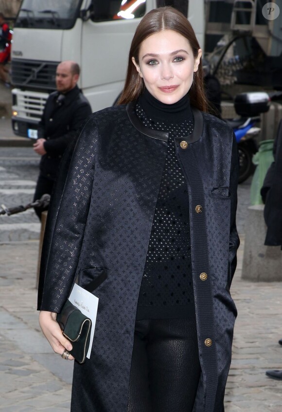 Elisabeth Olsen arrive au défilé Louis Vuitton à Paris le 6 mars 2013