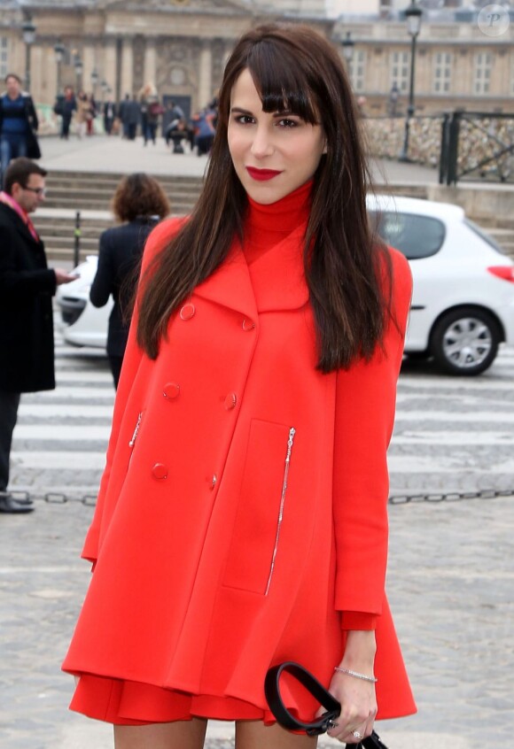 Caroline Sieber arrive au défilé Louis Vuitton à Paris le 6 mars 2013