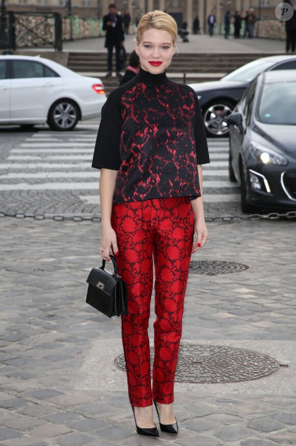 Léa Seydoux arrive au défilé Louis Vuitton à Paris le 6 mars 2013