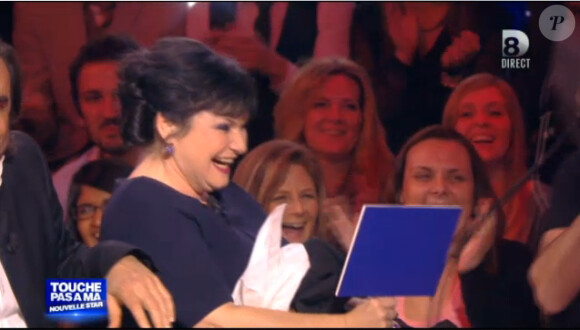 Jean, charmant monsieur, qui a accepté de faire un strip-tease à Maurane. C'est chaud sur le plateau de Touche pas à ma Nouvelle Star, mardi 5 mars 2013 sur D8 et Maurane a beaucoup d'humour !