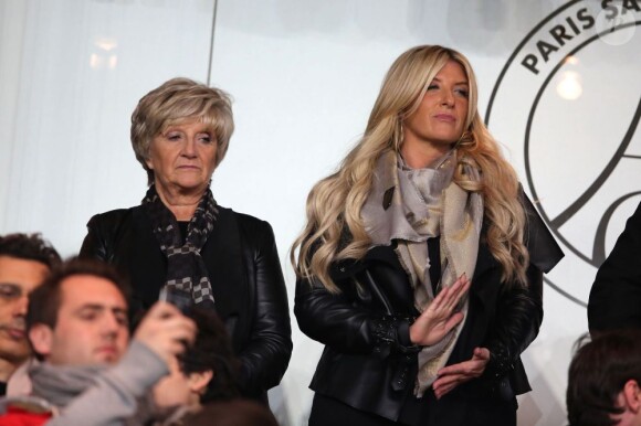 Joanne Beckham et sa mère Sandra Georgina West lors du match de Ligue des champions entre le PSG et Valence (1-1) au Parc des Princes à Paris le 6 mars 2013