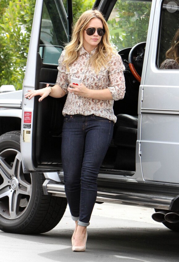 La jolie blonde Hilary Duff emmène son fils Luca à l'école à Sherman Oaks, le 6 mars 2013.