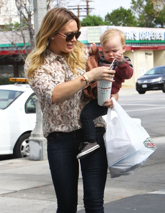Hilary Duff emmène son fils Luca à l'école à Sherman Oaks, le 6 mars 2013.