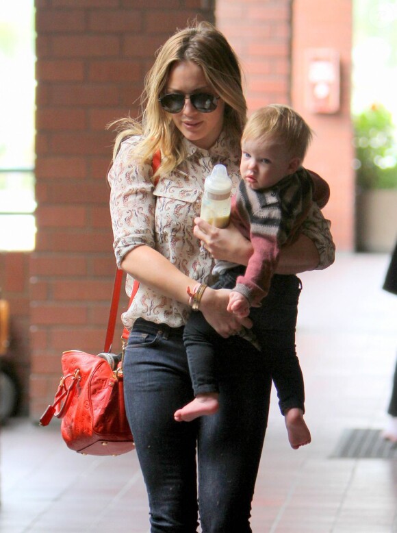 Hilary Duff emmène son fils Luca à l'école à Sherman Oaks, le 6 mars 2013.